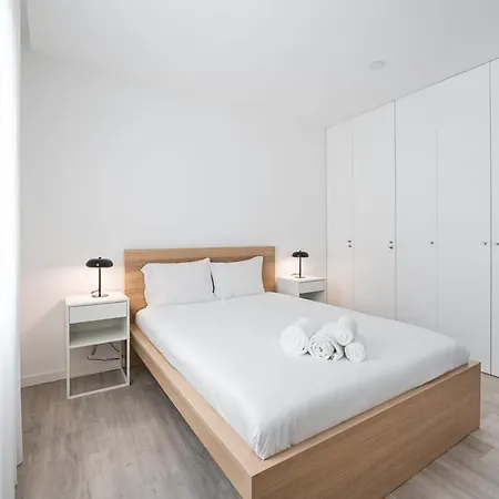 Guestready - The Grey Light Across Forum * Aveiro