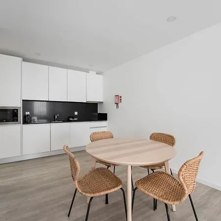 Guestready - The Grey Light Across Forum Aveiro